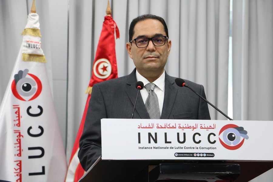 ماذا وراء إقالة رئيس لجنة مكافحة الفساد؟